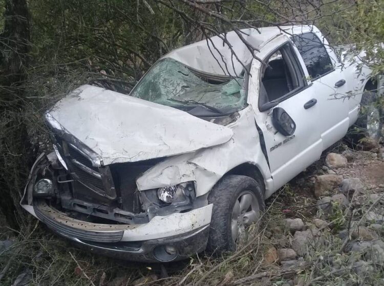 Vuelcan tres jornaleros en Ejido La Reforma de Jaumave, Tamaulipas