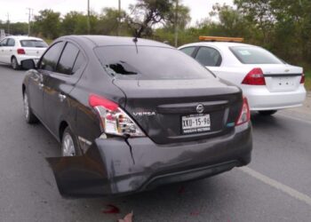 Motociclista se estrella atrás de vehículo