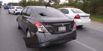 Motociclista se estrella atrás de vehículo