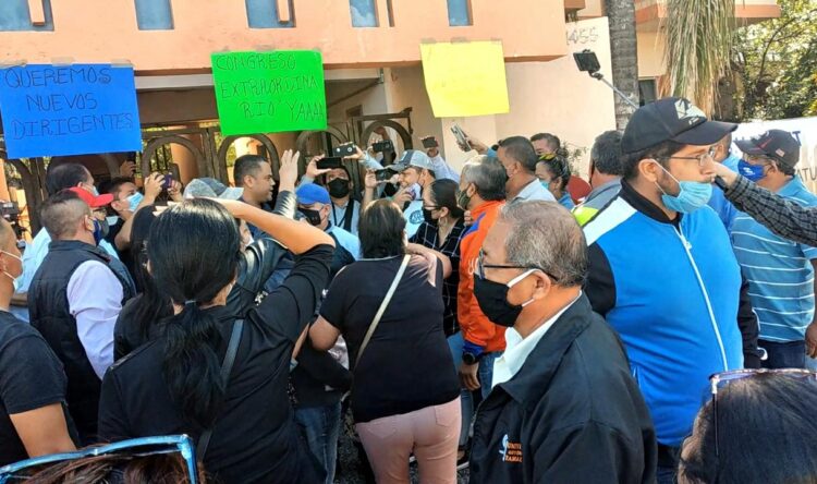 Protestan contra dirigencia de Sindicato de la UAT