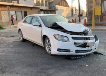 Causa choque por distraído