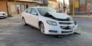 Causa choque por distraído