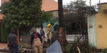 Bomberos salvan a perrito de morir en incendio