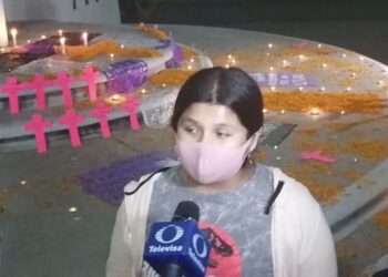 Protestan feministas en Tampico con altar de muertas.