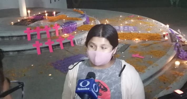 Protestan feministas en Tampico con altar de muertas.