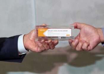 Detienen en Brasil vacuna anti Covid por muerte de voluntario