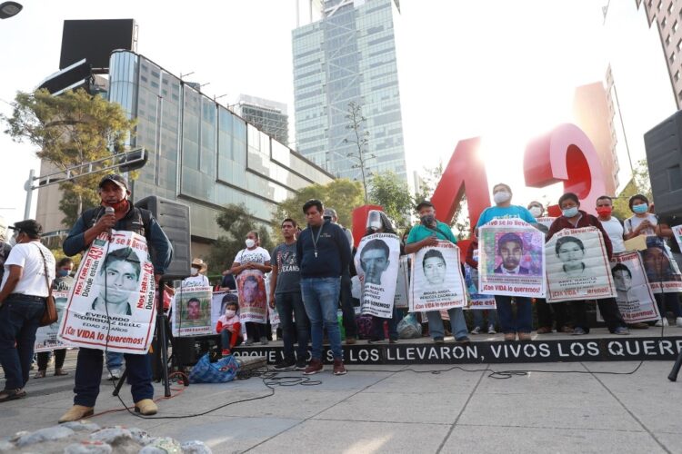 Fracasa arresto de dos militares por fallas del fiscal para Ayotzinapa
