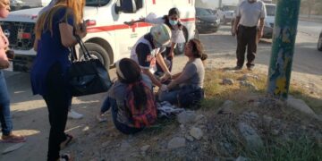 Arrolla motociclista a adulto mayor