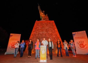 Iluminan naranja monumentos de Nuevo Laredo por no violencia contra mujeres