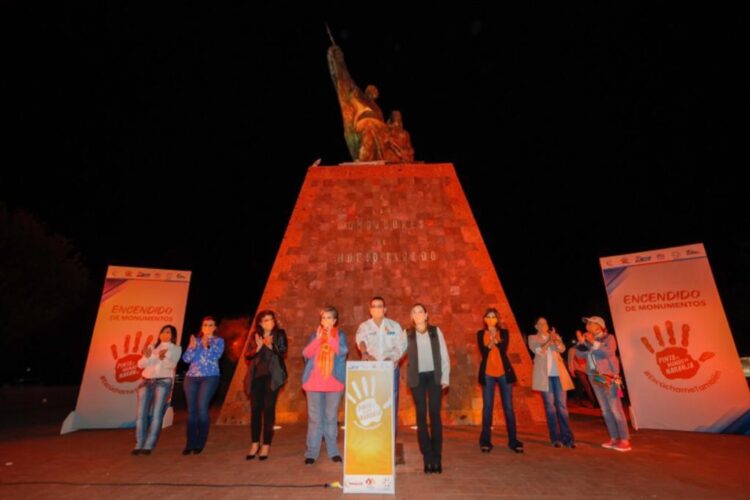 Iluminan naranja monumentos de Nuevo Laredo por no violencia contra mujeres