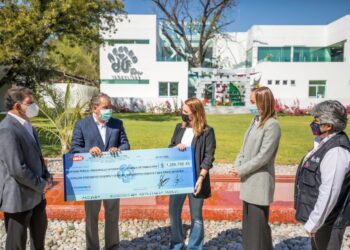 Recibe Mariana Gómez donativo de empresarios para fondo “Héroes de la Salud”