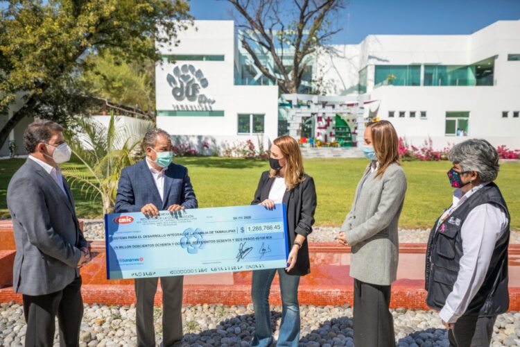 Recibe Mariana Gómez donativo de empresarios para fondo “Héroes de la Salud”