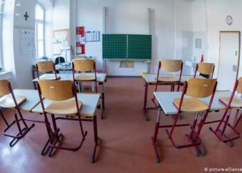 Grecia cerrará escuelas y guarderías por repunte de COVID-19