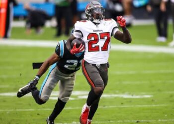 Tom Brady y los Buccaneers se recuperan con triunfo sobre Panthers