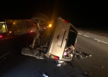 Mueren tres en choque contra trailer