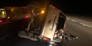 Mueren tres en choque contra trailer