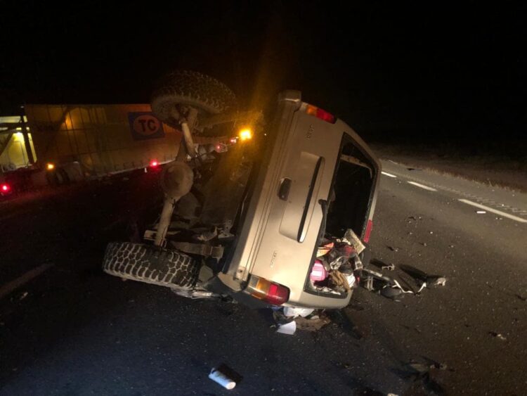 Mueren tres en choque contra trailer
