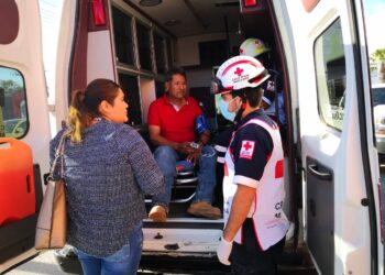 Automóvil atropella a empleado