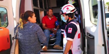 Automóvil atropella a empleado