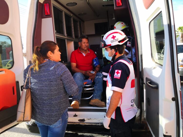 Automóvil atropella a empleado