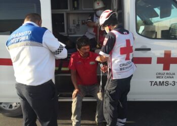 Motociclista arrolla a albañil