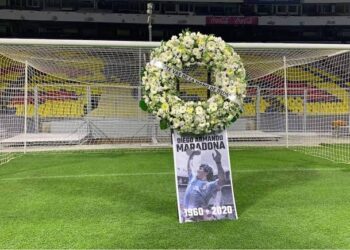 Rinden homenaje a Diego Armando Maradona en la cancha del Estadio Azteca