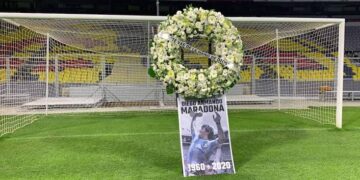 Rinden homenaje a Diego Armando Maradona en la cancha del Estadio Azteca
