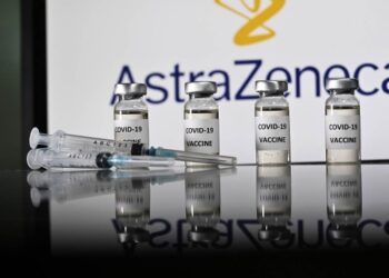 Vacuna de AstraZeneca contra covid es favorable en adultos mayores