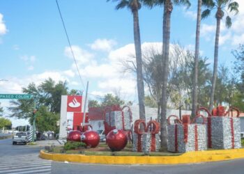 Adelanta municipio colocación de adornos navideños en Nuevo Laredo