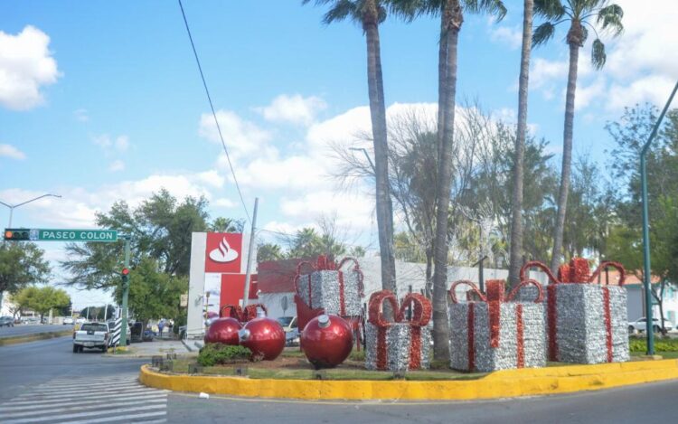 Adelanta municipio colocación de adornos navideños en Nuevo Laredo