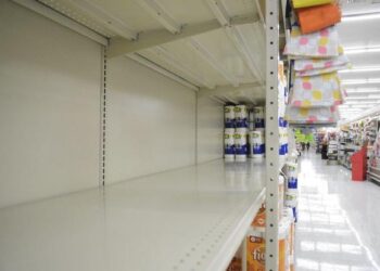 Vuelven las compras de pánico en EU, tras alza de COVID-19