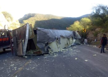 Cierran Rumbo Nuevo por volcadura