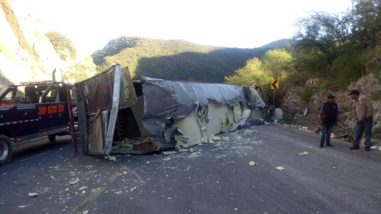 Cierran Rumbo Nuevo por volcadura