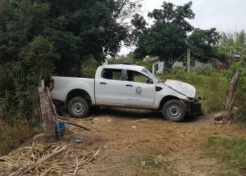 Vuelcan empleados del IMSS en camioneta oficial