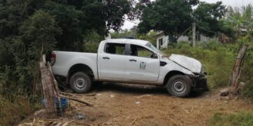 Vuelcan empleados del IMSS en camioneta oficial