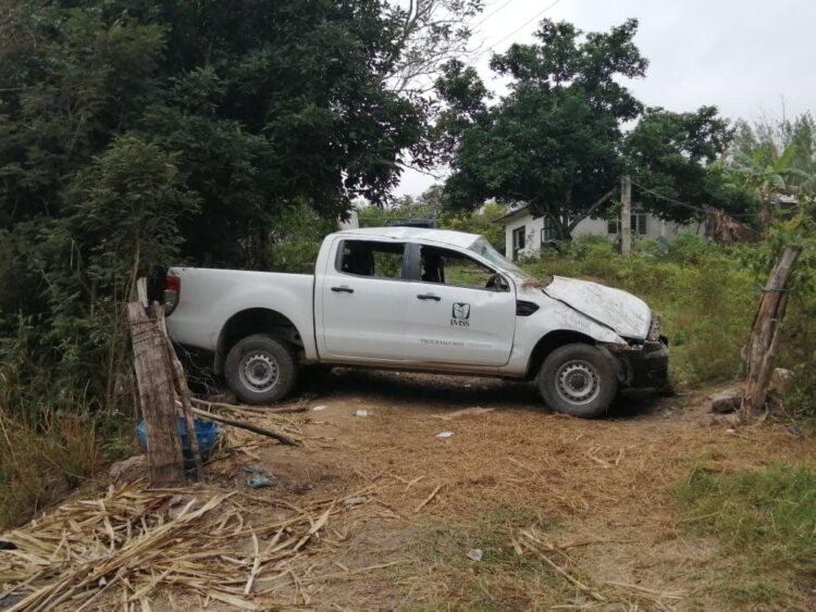 Vuelcan empleados del IMSS en camioneta oficial