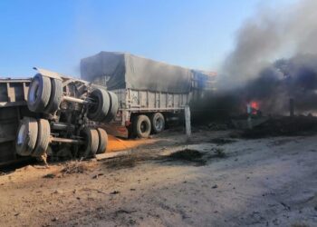 Vuelca e incendia trailer en ruta Cd- Victoria-San Luis Potosí