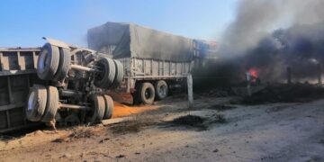 Vuelca e incendia trailer en ruta Cd- Victoria-San Luis Potosí
