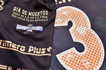 El León rinde homenaje al Día de Muertos en su uniforme