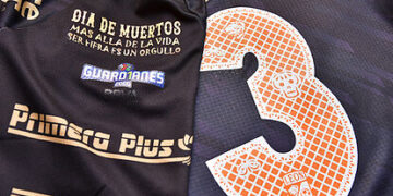 El León rinde homenaje al Día de Muertos en su uniforme