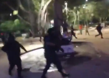 Policías balean a periodistas y manifestantes durante protesta en Cancún