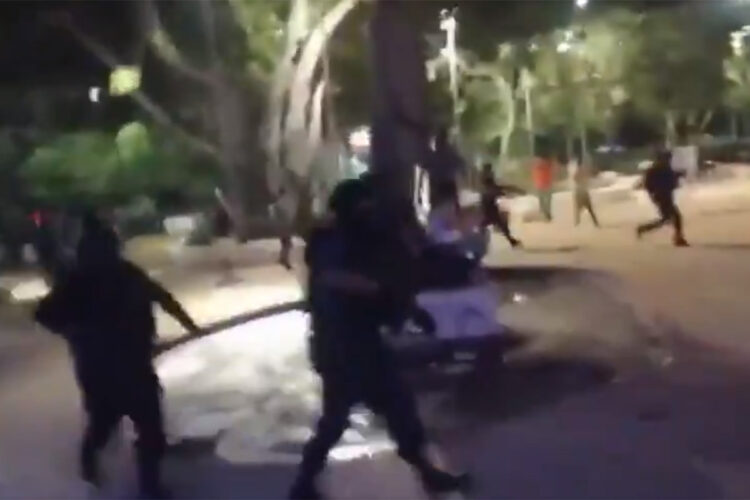 Policías balean a periodistas y manifestantes durante protesta en Cancún