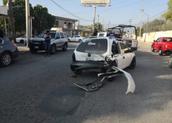 Mujer causa costoso choque