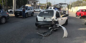 Mujer causa costoso choque