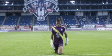 Nicolás Vikonis celebra recorriendo el Gigante de Acero de rodillas