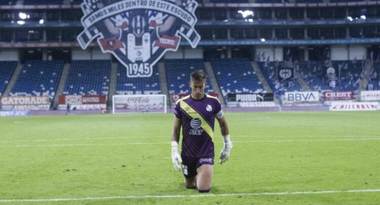 Nicolás Vikonis celebra recorriendo el Gigante de Acero de rodillas