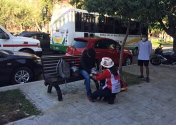 Motociclista se lesiona al chocar con microbús