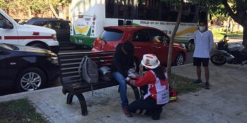 Motociclista se lesiona al chocar con microbús
