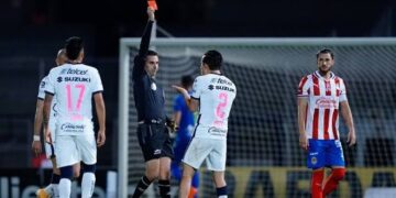 Alan Mozo sale expulsado en el duelo ante las Chivas en CU
