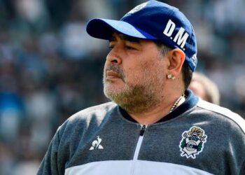 Diego Armando Maradona sale con éxito de la operación en el cerebro